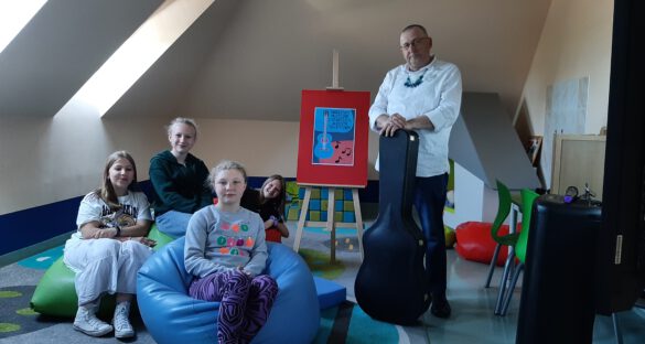 gitarzysta wraz z uczennicami