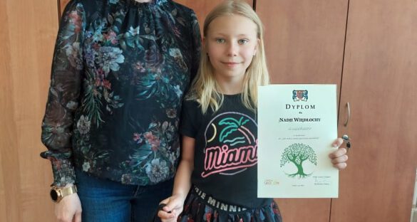 uczennica z dyplomem