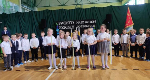 uczniowie występujący w uroczystości