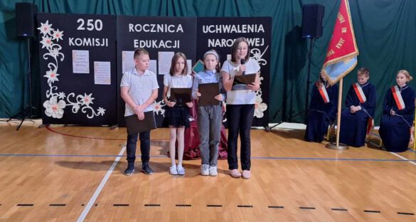 uczniowie występujący w uroczystości
