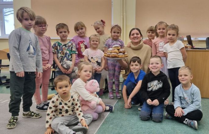 przedszkolaki częstujące się pączkami